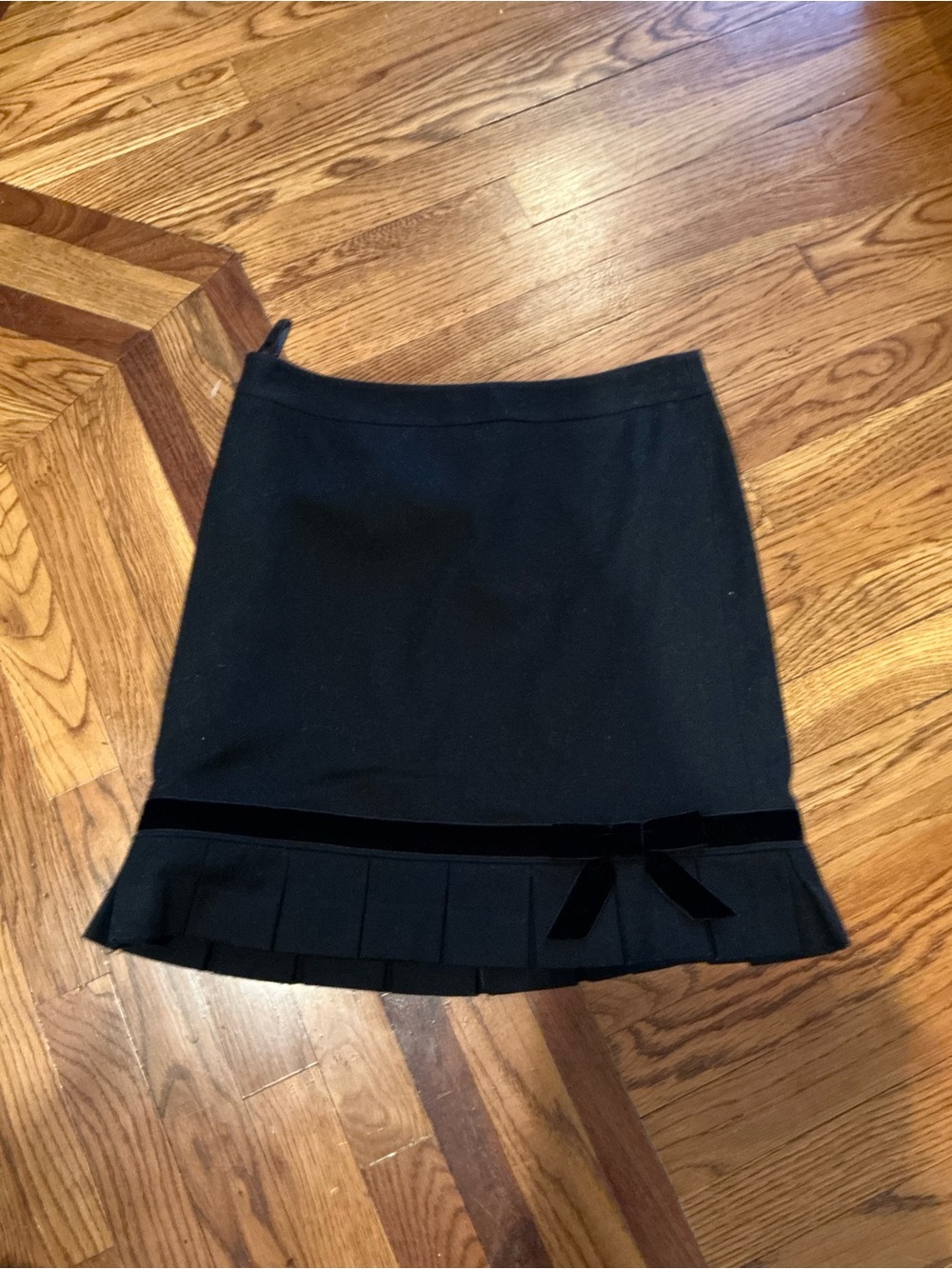 Banana Republic Classic Black Pleated Hem Women's Skirt w Ribbon Detail Size 4